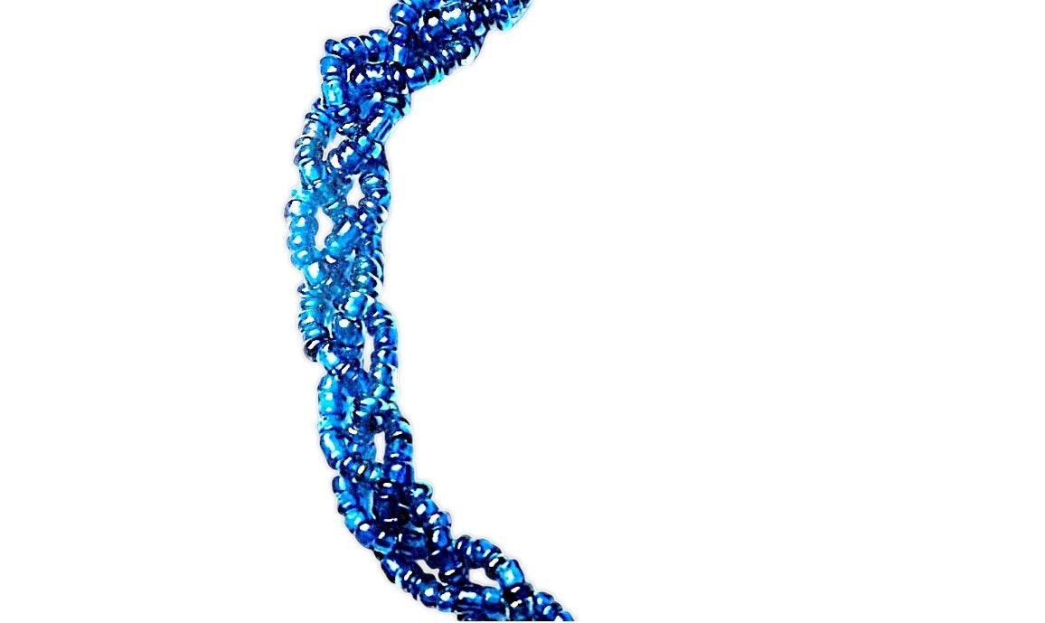 Bolso artesanal de bandolera y para fiesta en color azul marino y detalles de fantasía