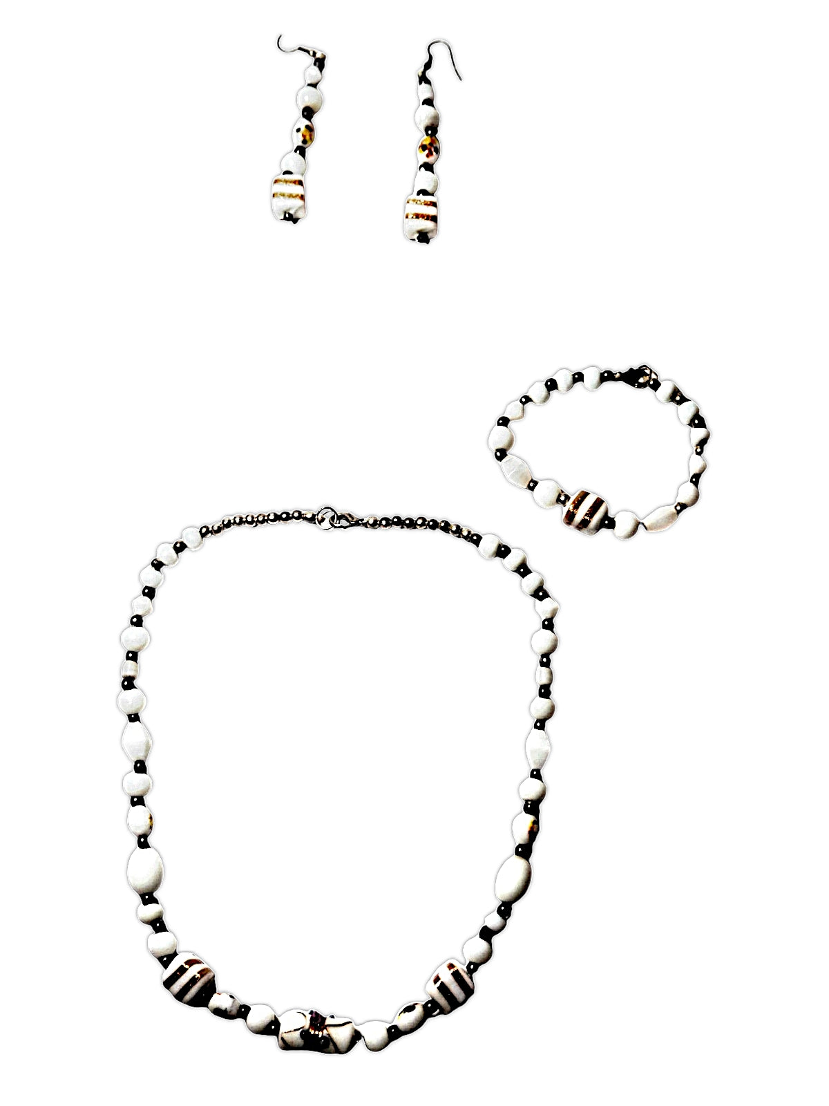 Set de bisutería de collar, pulsera y pendientes en cuentas de cristal esmaltado blanco con detalles en pan de oro.