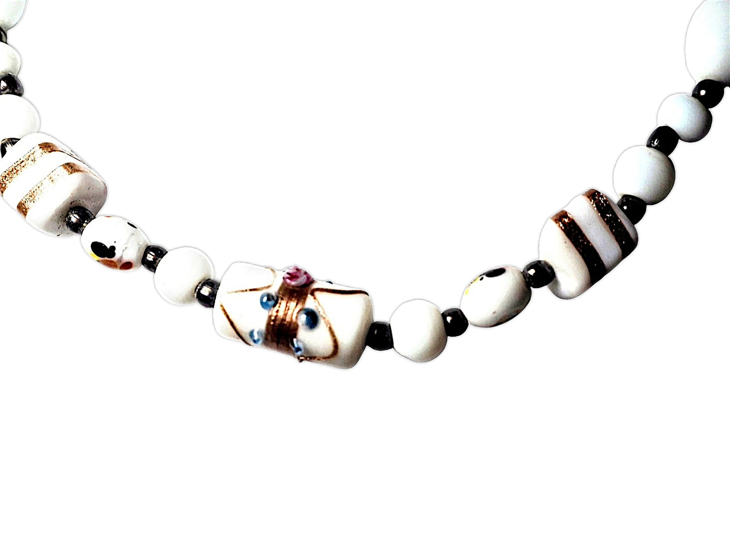 Set de bisutería de collar, pulsera y pendientes en cuentas de cristal esmaltado blanco con detalles en pan de oro.