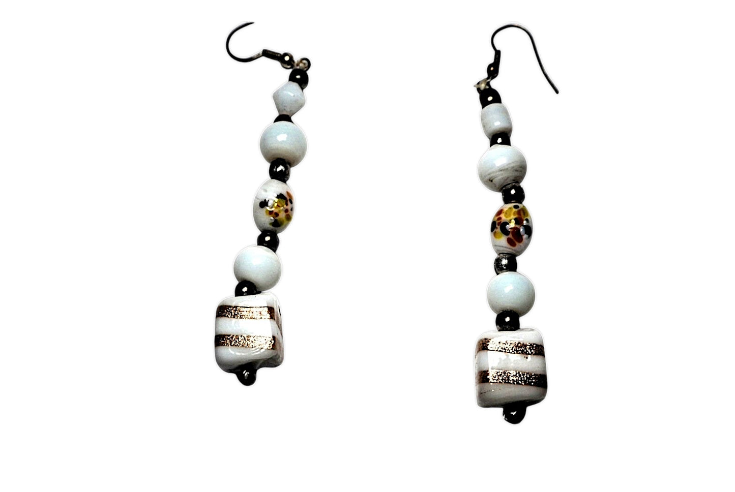 Set de bisutería de collar, pulsera y pendientes en cuentas de cristal esmaltado blanco con detalles en pan de oro.