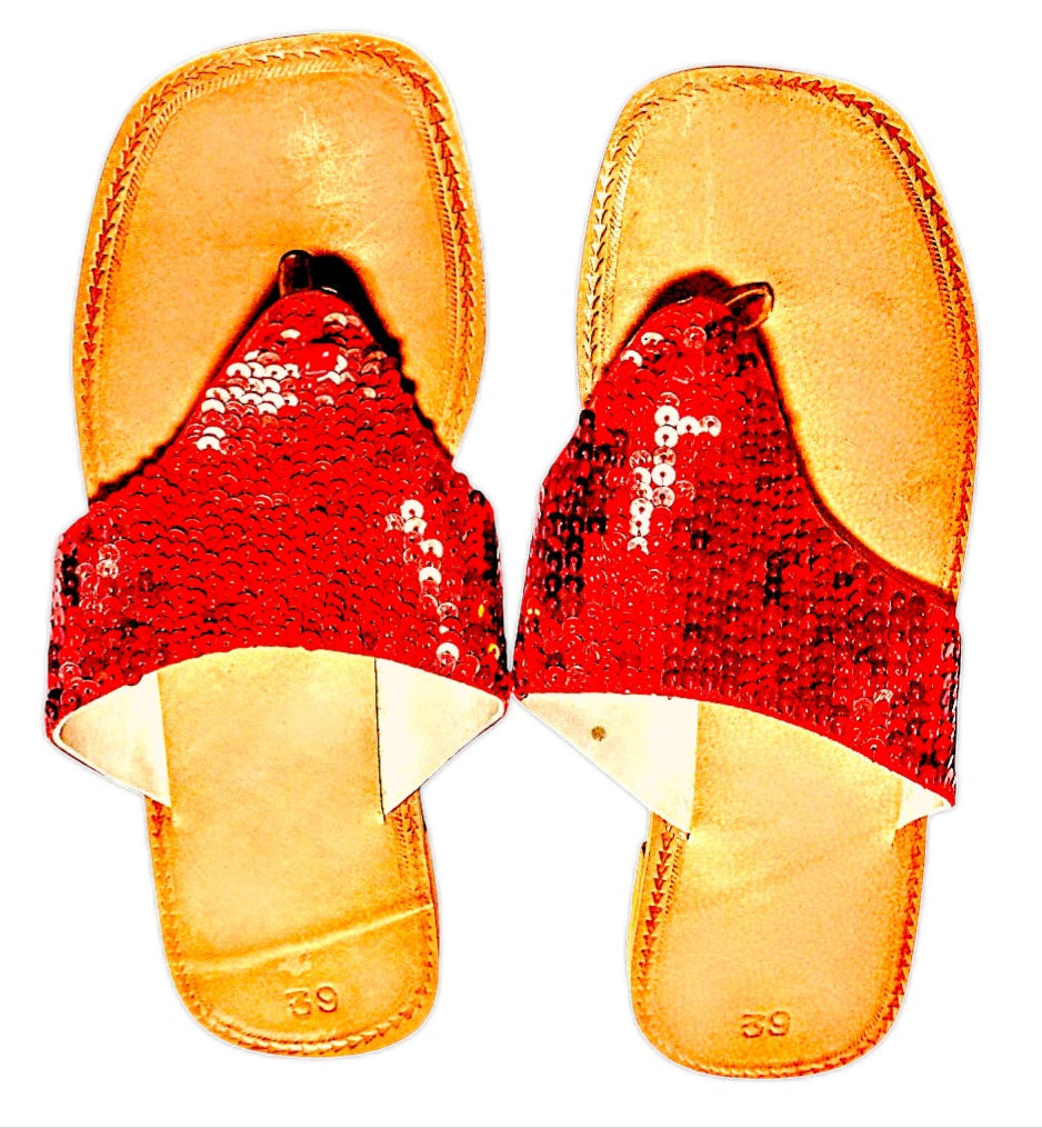 Sandalia plana para mujer en color rojo con suela de piel y detalles de fantasía