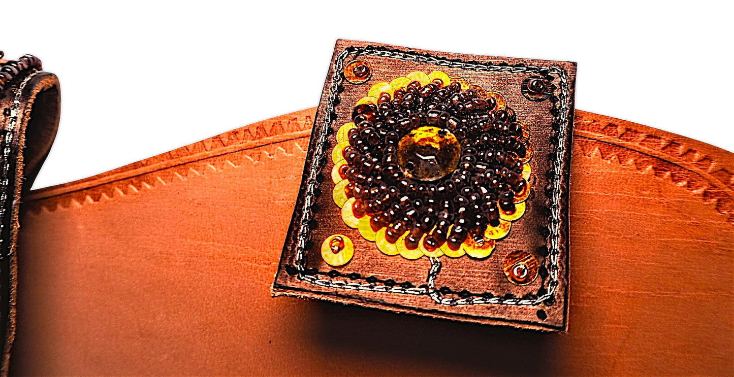Sandalia plana para mujer en color marrón con suela de piel y detalles de fantasía.