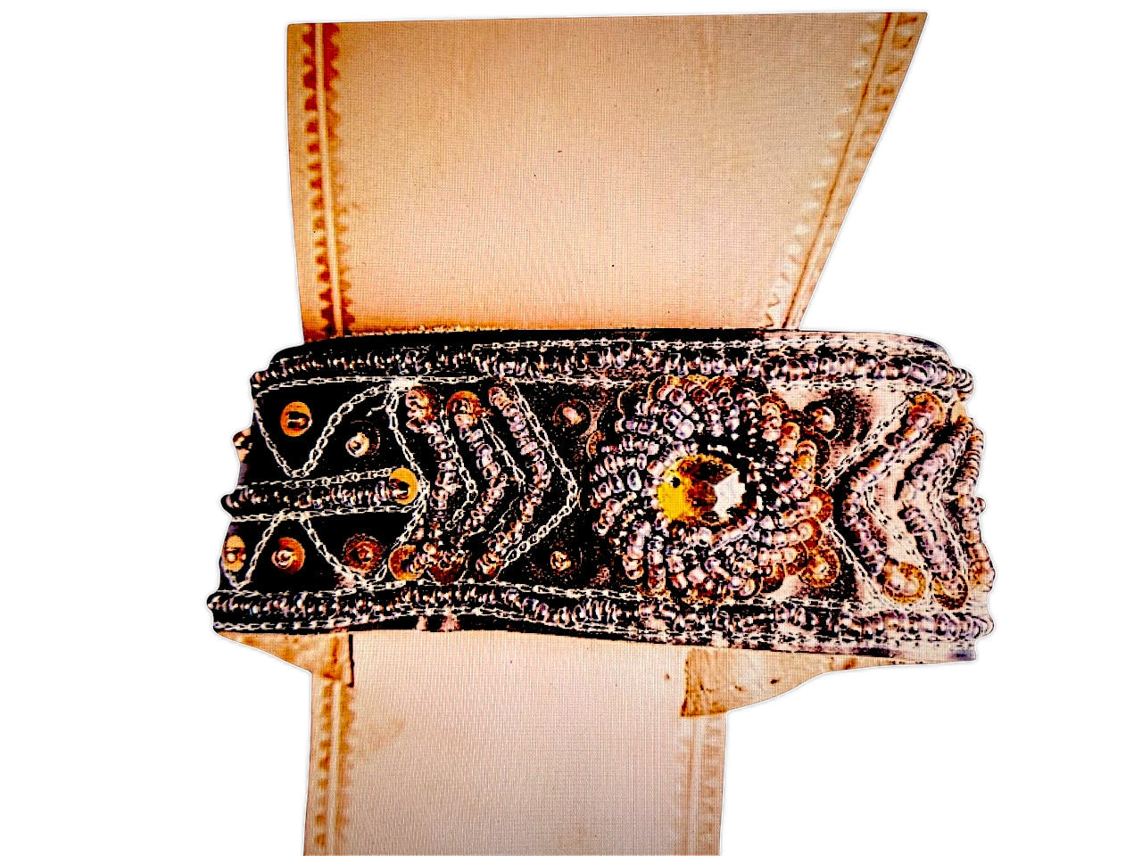 Sandalia plana para mujer en color marrón con suela de piel y detalles de fantasía.