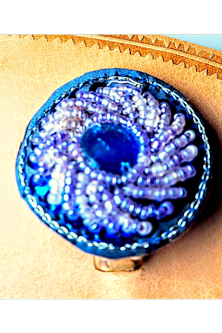 Sandalia plana para mujer en color azul marino con suela de piel y detalles de fantasía