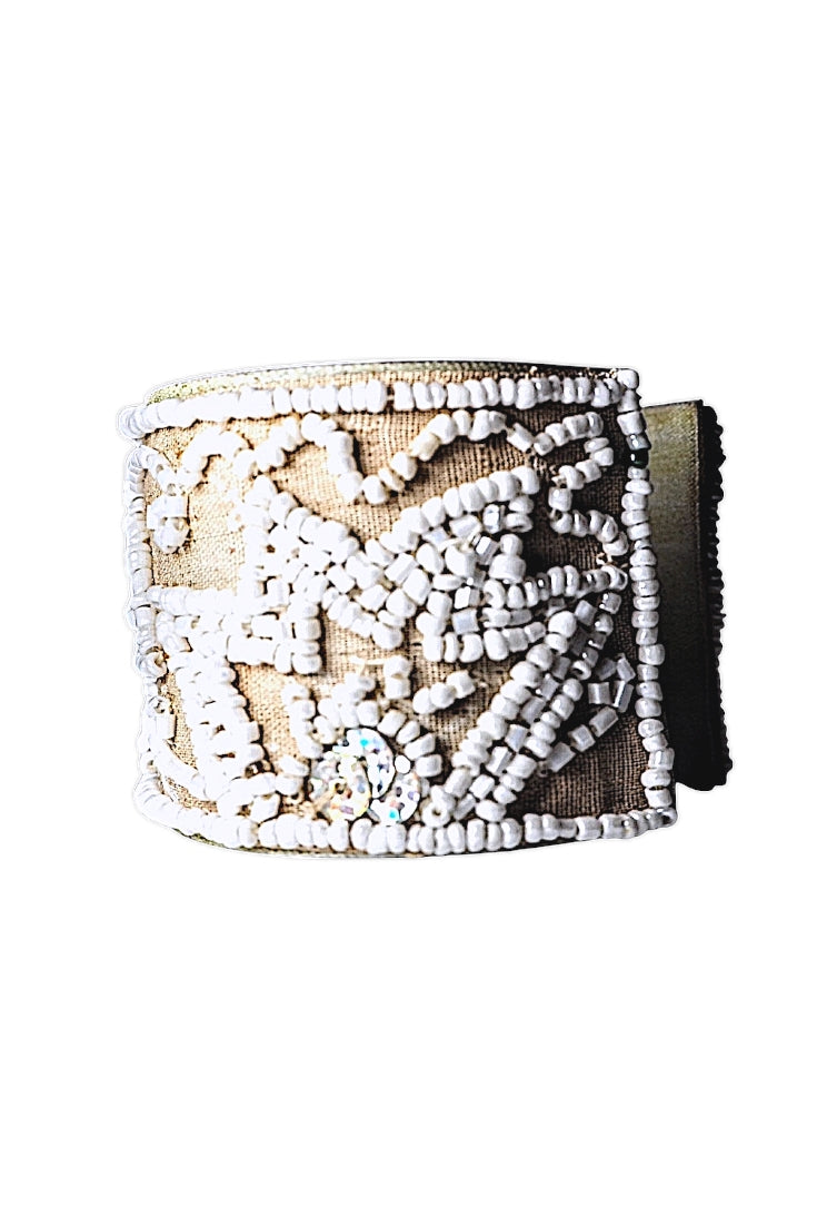 Brazalete Boho neutro con cuentas en blanco