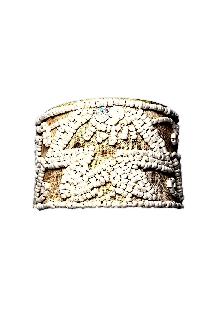 Brazalete Boho neutro con cuentas en blanco