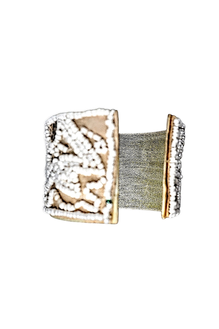 Brazalete Boho neutro con cuentas en blanco