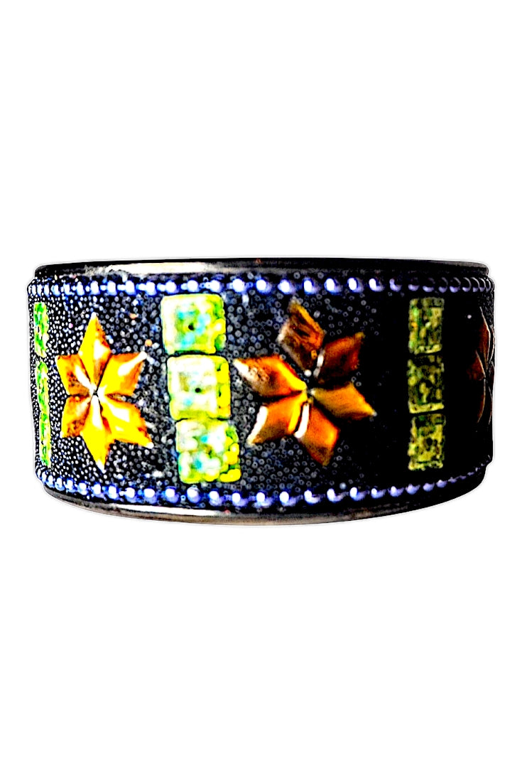 Brazalete azul marino con detalles en forma de flor ámbar