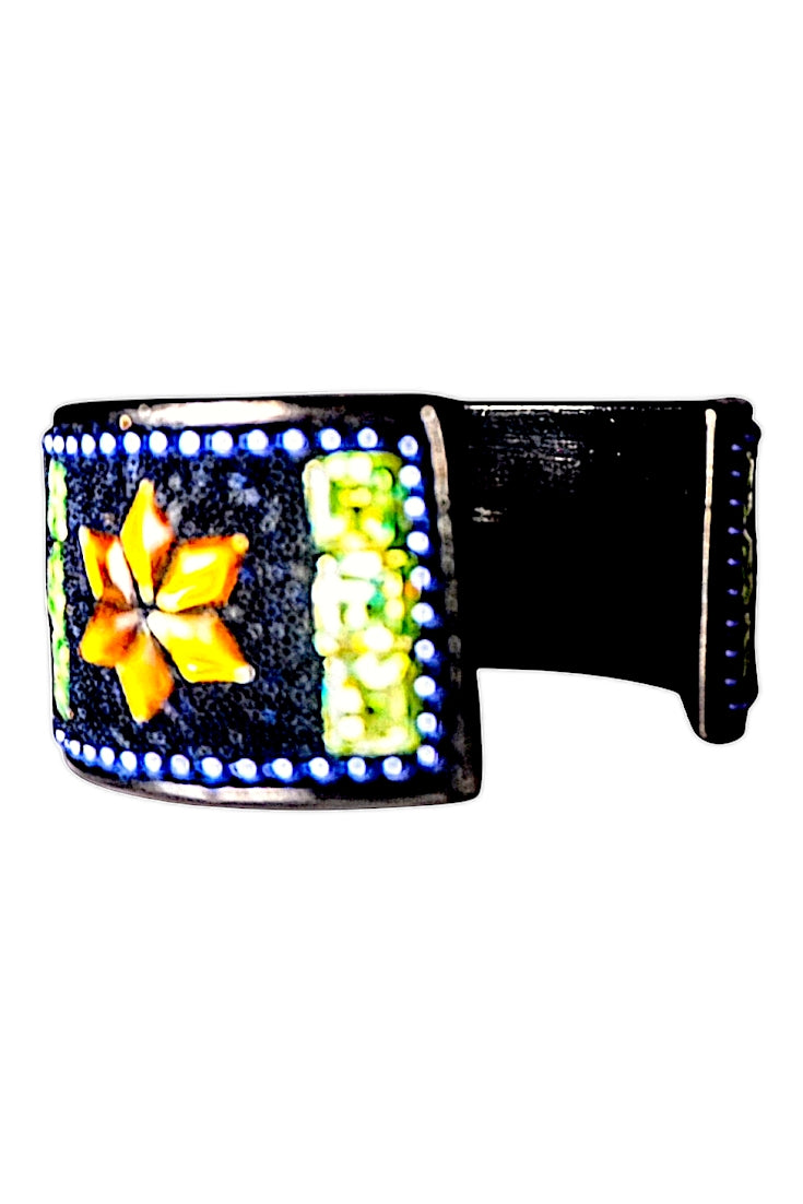 Brazalete azul marino con detalles en forma de flor ámbar