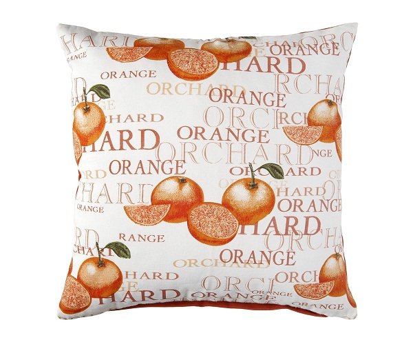 Divertida funda de cojín en fondo blanco y estampado de naranjas y letras