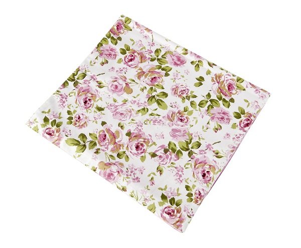 Servidor individual en fondo blanco y estampado de flores rosas y hojas verdes