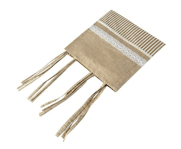 Cortina en fondo beige y rayas en blanco, con detalle en crochet blanco, con trabillas