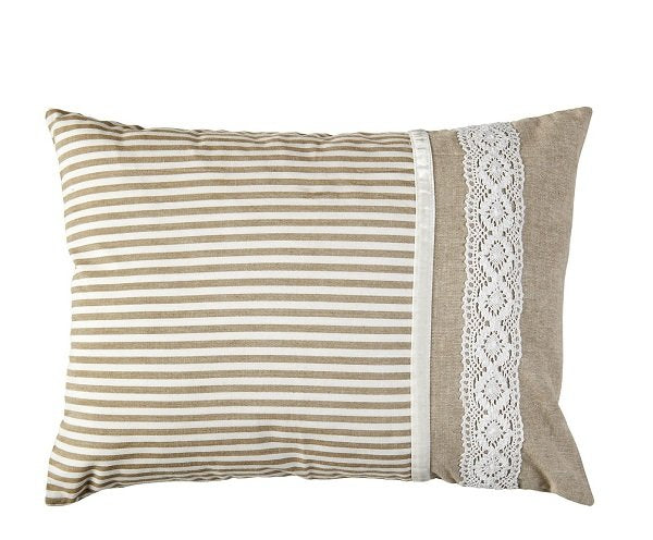 Elegante funda de cojín de estilo francés, fondo beige, detalle de rayas en blanco y crochet