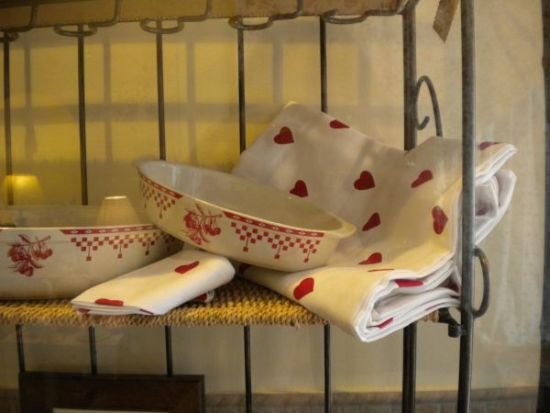 Elegante y práctico mantel en fondo blanco y diseño de corazones