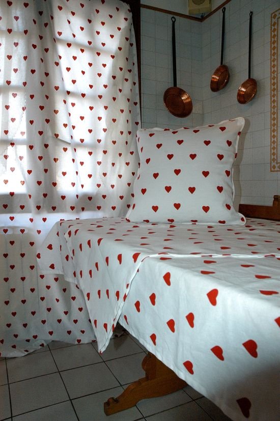 Camino de mesa en diseño de corazones con fondo blanco y algodón