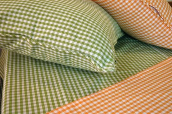 Cortina diseño vichy en colores naranja o pistachio, con trabillas para colgar