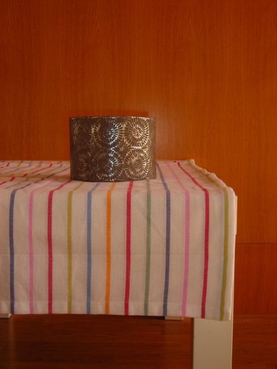 Camino de mesa en diseño fondo blanco y rayas multicolor,  en algodón