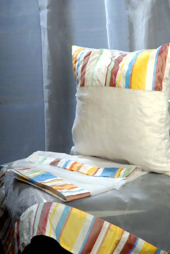 Housse de coussin en mousseline avec détails multicolores, avec fermeture zippée