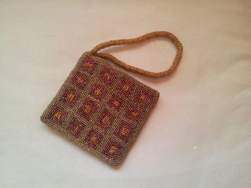 Precioso bolso artesanal de mano en dorado y granate a cuadritos en material de fantasía