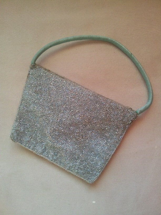 Elegante bolso artesanal de mano para fiesta en color azul cielo y detalles de fantasía