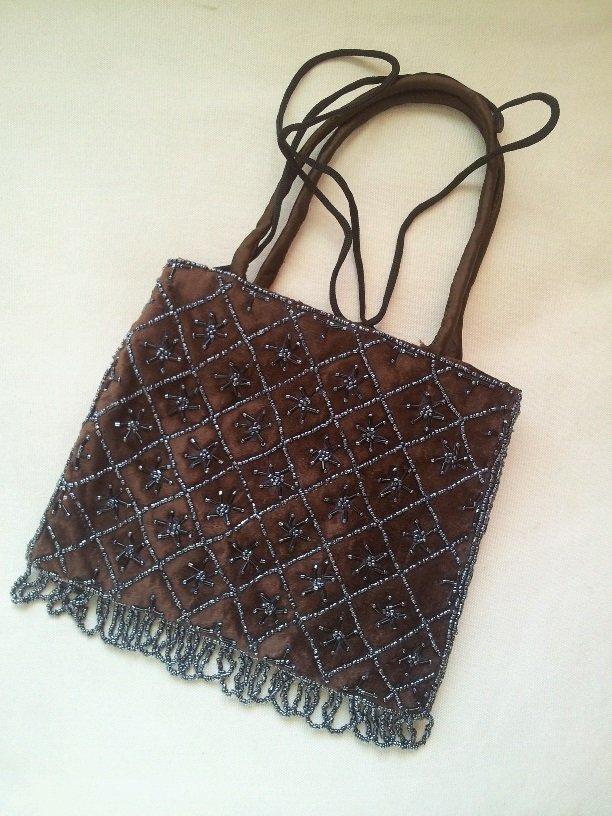 Elegante bolso de terciopelo con asa de mano y también con asa larga, en color marrón y detalles de fantasía