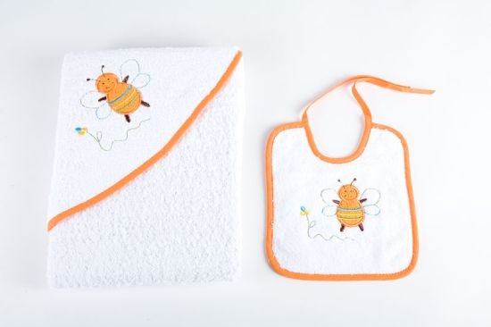 Set capa + babero para bebé en fondo blanco y diseño bordado de abeja color naranja