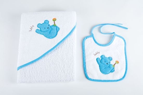 Set de capa de baño y babero para bebé en fondo blanco y diseño oso Teddy y ribete azul