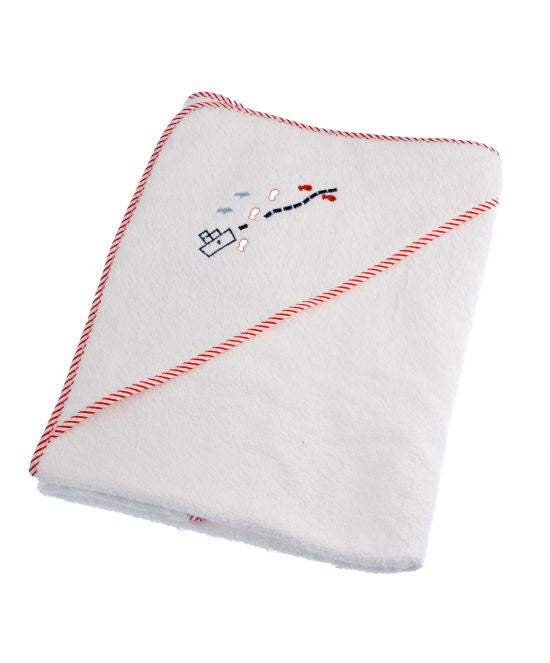 Capa de baño para bebé con diseño en fondo blanco y barco bordado en rojo