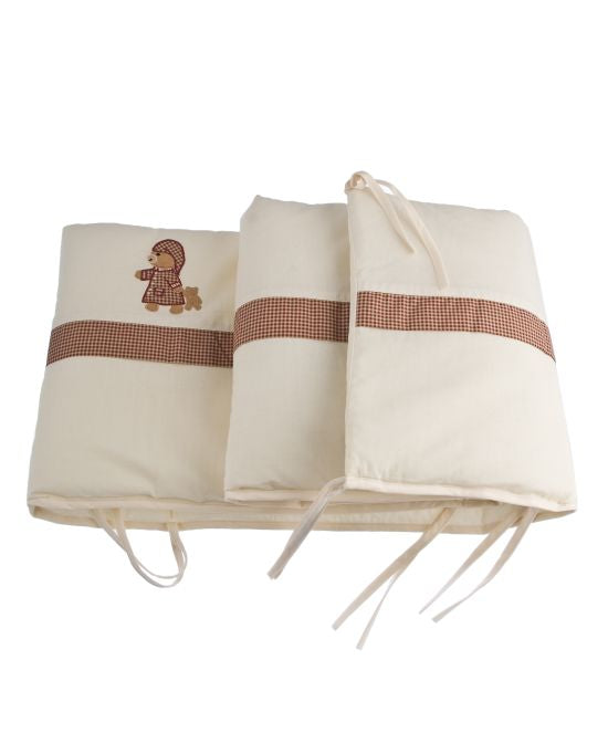 Pack para bebé de protector cuna y neceser con clip en fondo beige y bordado osito beige y algodón