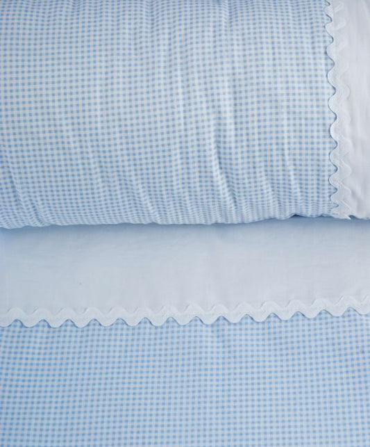 Set sábanas para cuna de bebé de 70 cm (2pz.) en diseño vichy azul y puntillas blancas, de algodón de primera calidad