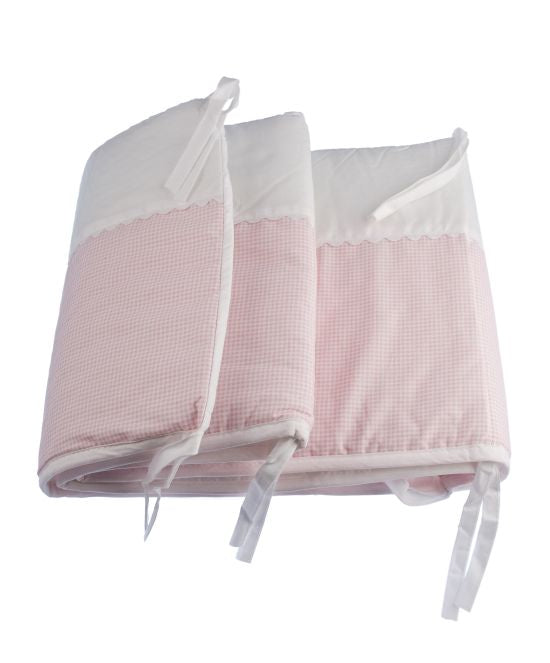 Pack para bebé de protector cuna con puntillas en blanco y neceser con clip en diseño vichy rosa y algodón de primera calidad