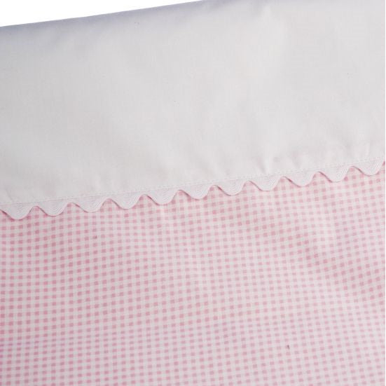 Pack para bebé de protector cuna con puntillas en blanco y neceser con clip en diseño vichy rosa y algodón de primera calidad