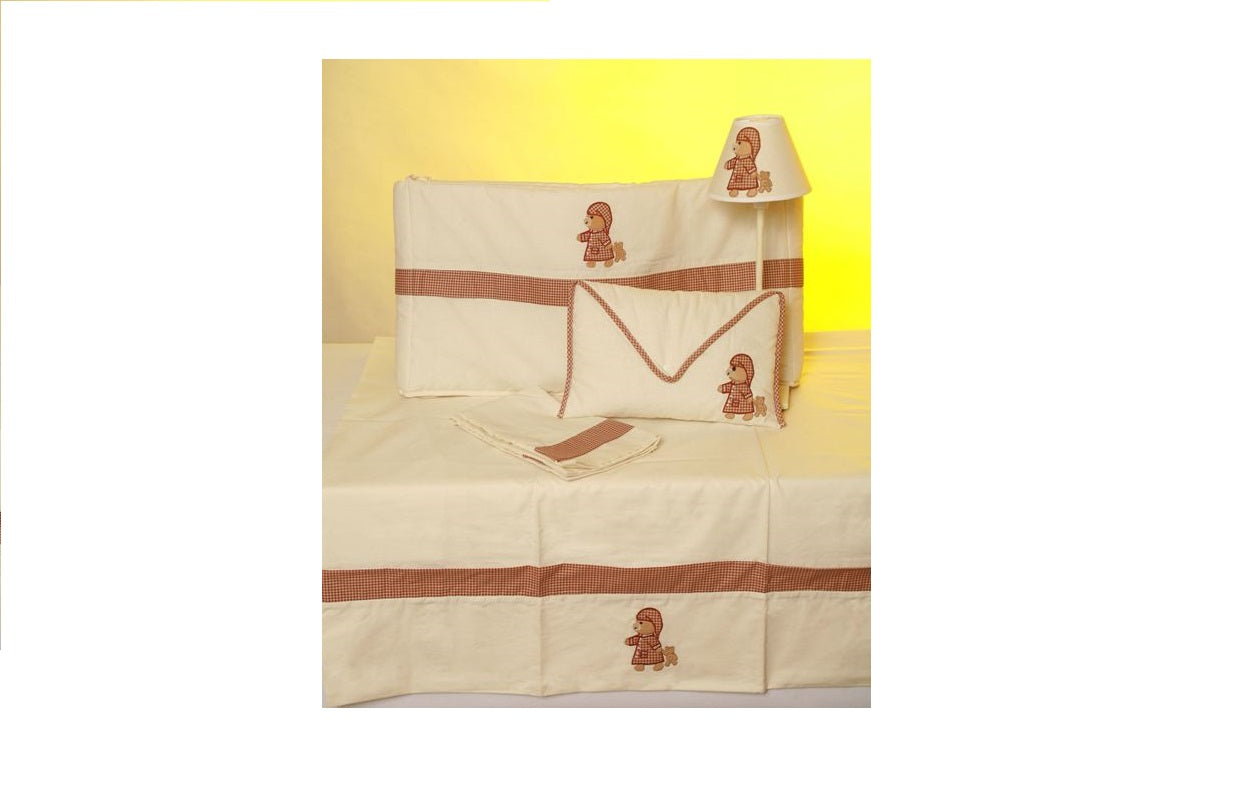Pack para bebé de protector cuna y neceser con clip en fondo beige y bordado osito beige y algodón