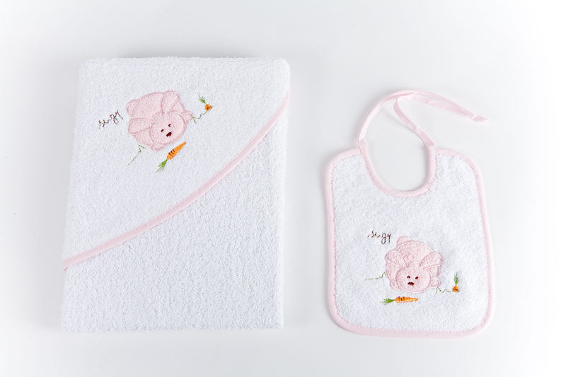 Set de capa y babero para bebé en fondo blanco y bordado conejito y ribete rosa