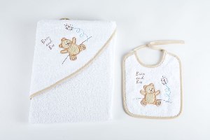 Set de capa y babero para bebé en fondo blanco y bordado osito marrón