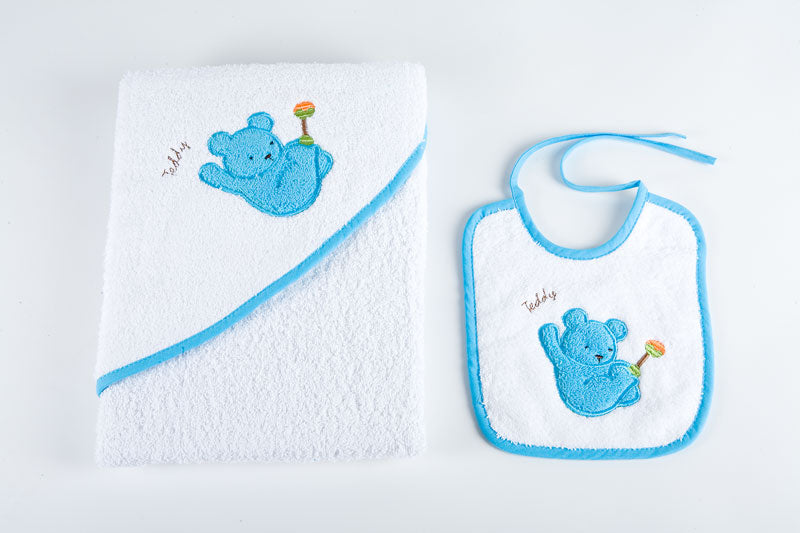 Set de capa de baño y babero para bebé en fondo blanco y bordado osito Teddy azul
