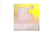 Cargar imagen en el visor de la galería, Funda nórdica para bebé en diseño vichy rosa para cuna de 60 y puntillas en blanco
