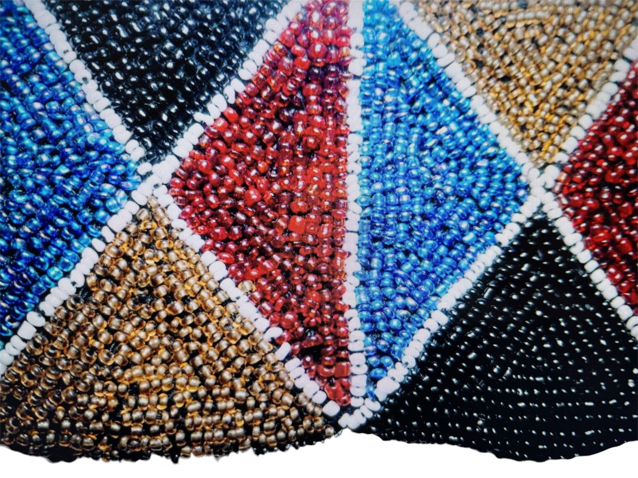 Bolso de fantasía en un mix de colores azul marino, negro, oro y granate. Fácil de combinar. Asa larga para llevar cruzado