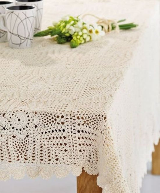 Elegante mantelería abierta de crochet en blanco con servicios