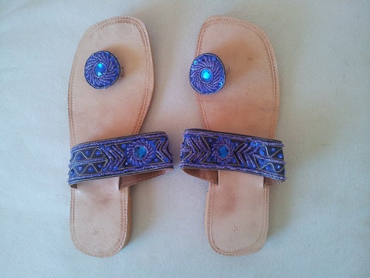 Sandalia plana para mujer en color azul marino con suela de piel y detalles de fantasía