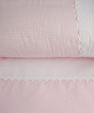 Cargar imagen en el visor de la galería, Pack funda nórdica y set sábanas vichy rosa cuna 70cm.
